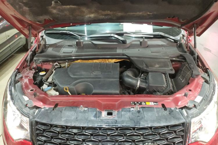 Used Land Rover Discovery Sport 2019 240 PS SE Dynamic Version China VI Standard Engine Bay