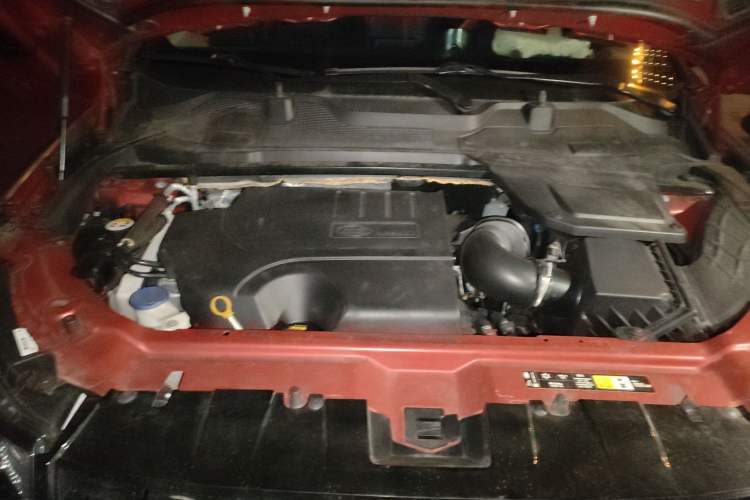 Used Land Rover Discovery Sport 2019 240 PS SE Dynamic Version China VI Standard Engine Bay