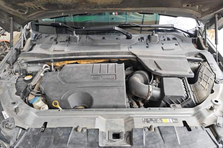 Used Land Rover Discovery Sport 2019 240 PS SE Dynamic Version China VI Standard Engine Bay