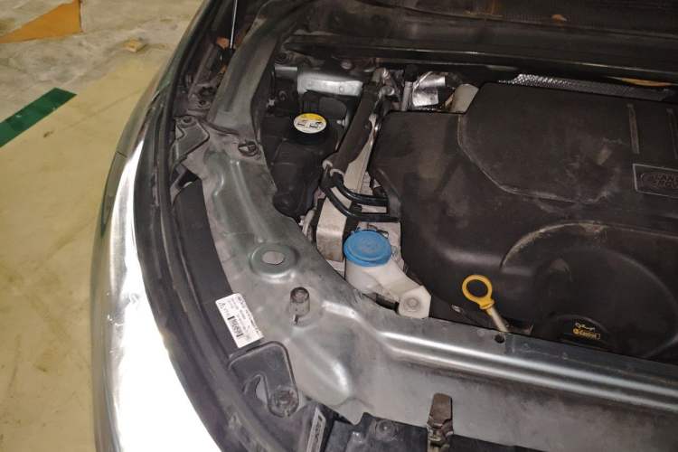 Used Land Rover Discovery Sport 2019 240 PS SE Dynamic Version China VI Standard Engine Bay Right