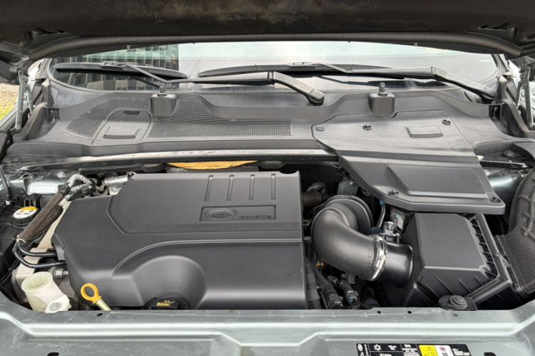 Used Land Rover Discovery Sport 2019 240 PS SE Version China VI Standard Engine Bay