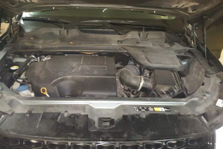 Used Land Rover Discovery Sport 2019 240 PS SE Dynamic Version China VI Standard Engine Bay