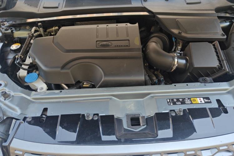 Used Land Rover Discovery Sport 2019 240 PS SE Version China VI Standard Engine Bay