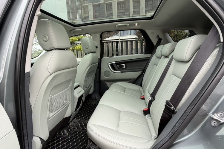 Used Land Rover Discovery Sport 2019 240 PS SE Version China VI Standard Interior 3