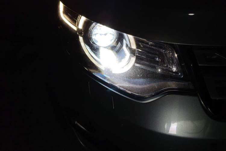 Used Land Rover Discovery Sport 2019 240 PS SE Version China VI Standard Right Front Headlight