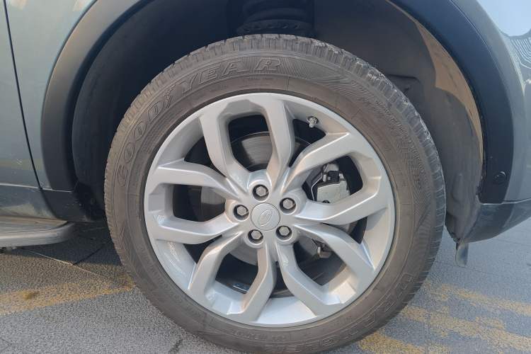 Used Land Rover Discovery Sport 2019 240 PS HSE Version China VI Standard Right Front Wheel Hub