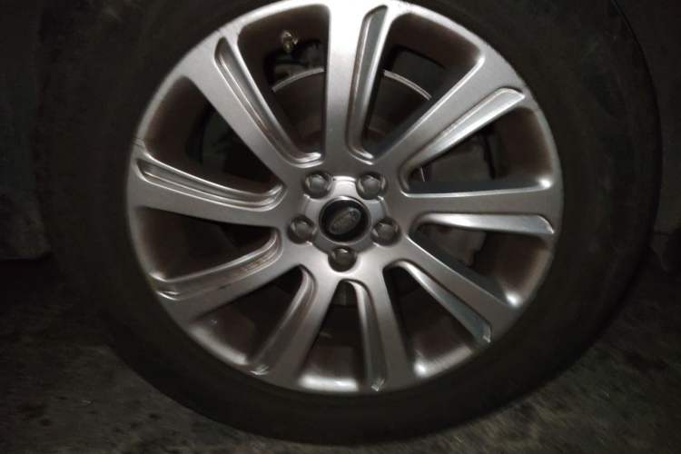 Used Land Rover Discovery Sport 2019 240 PS SE Version China VI Standard Right Front Wheel Hub