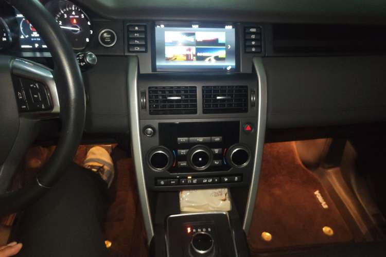 Used Land Rover Discovery Sport 2019 240 PS SE Version China VI Standard Audio And AC Panel
