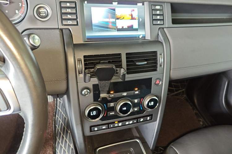 Used Land Rover Discovery Sport 2019 240 PS PURE Edition China VI Standard Audio And AC Panel