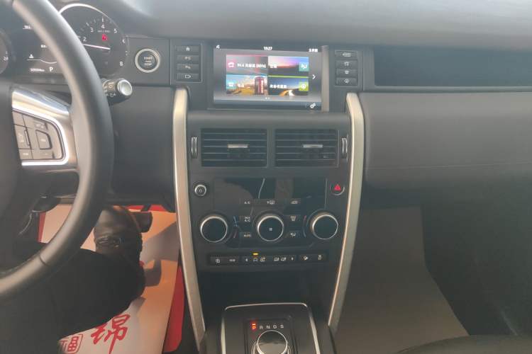 Used Land Rover Discovery Sport 2019 240 PS SE Version China VI Standard Audio And AC Panel