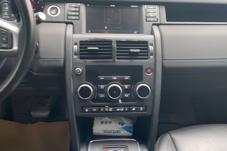 Used Land Rover Discovery Sport 2019 240 PS PURE Edition China VI Standard Audio And AC Panel