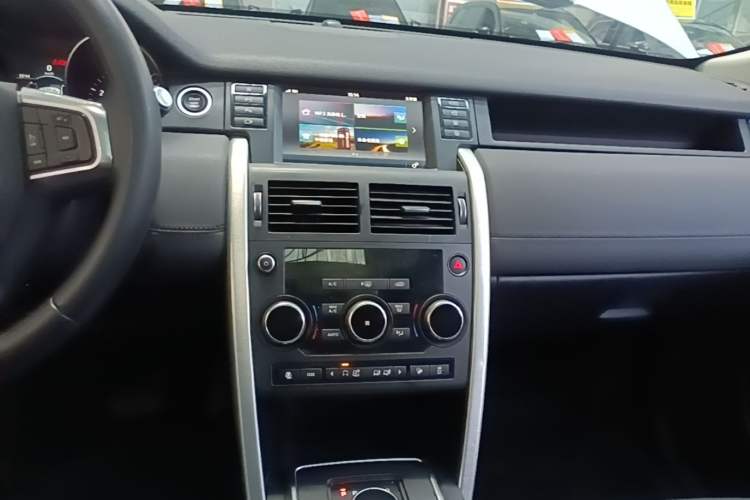 Used Land Rover Discovery Sport 2019 240 PS SE Version China VI Standard Audio And AC Panel