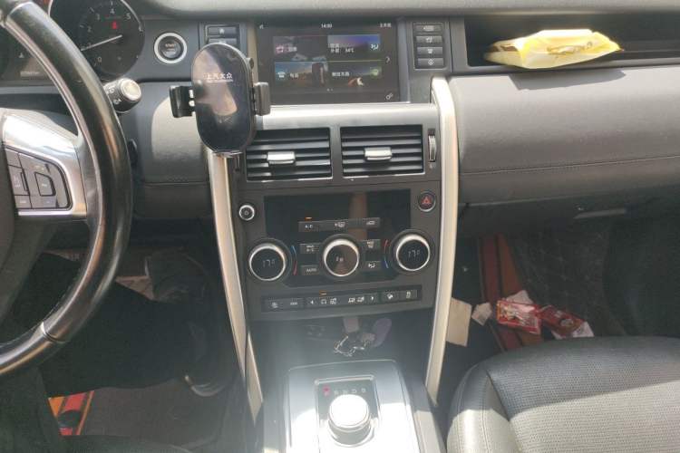 Used Land Rover Discovery Sport 2019 240 PS SE Version China VI Standard Audio And AC Panel
