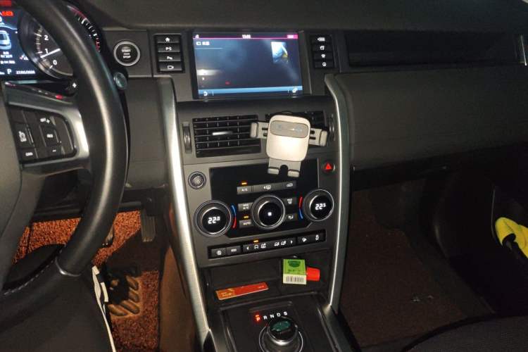 Used Land Rover Discovery Sport 2019 240 PS PURE Edition China VI Standard Audio And AC Panel