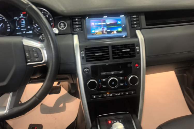 Used Land Rover Discovery Sport 2019 240 PS SE Version China VI Standard Audio And AC Panel