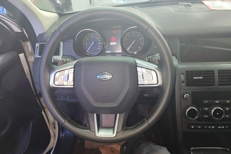 Used Land Rover Discovery Sport 2019 240 PS PURE Edition China V Standard Audio And AC Panel