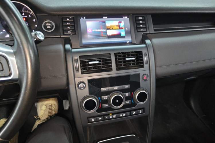 Used Land Rover Discovery Sport 2019 240 PS PURE Edition China VI Standard Audio And AC Panel