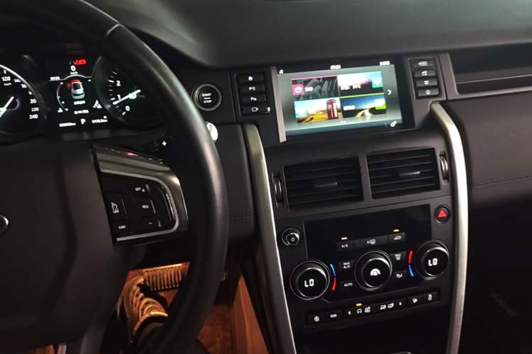 Used Land Rover Discovery Sport 2019 240 PS SE Version China VI Standard Audio And AC Panel