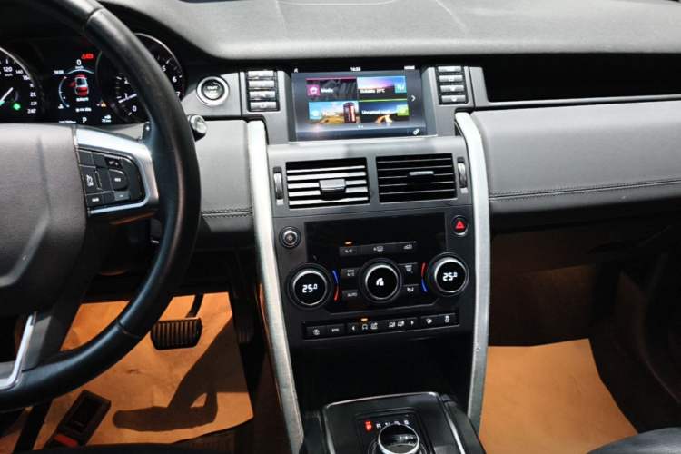 Used Land Rover Discovery Sport 2019 240 PS SE Version China VI Standard Audio And AC Panel