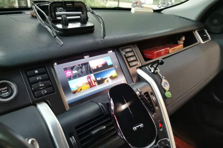 Used Land Rover Discovery Sport 2019 240 PS SE Version China VI Standard Audio And AC Panel