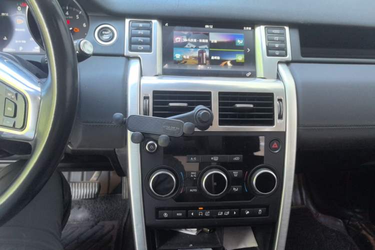 Used Land Rover Discovery Sport 2019 240 PS SE Version China VI Standard Audio And AC Panel