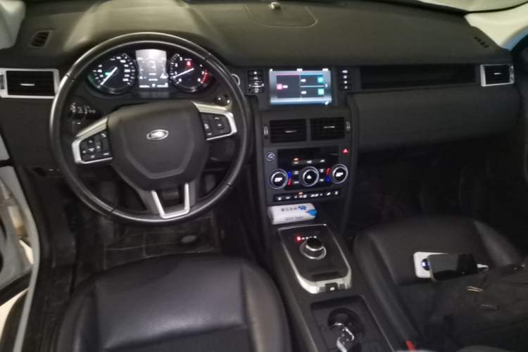 Used Land Rover Discovery Sport 2019 240 PS PURE Edition China VI Standard Center Console