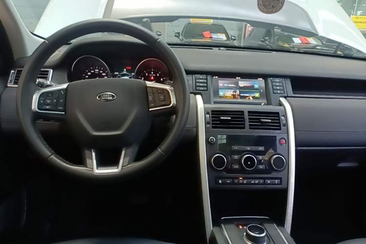 Used Land Rover Discovery Sport 2019 240 PS SE Version China VI Standard Center Console