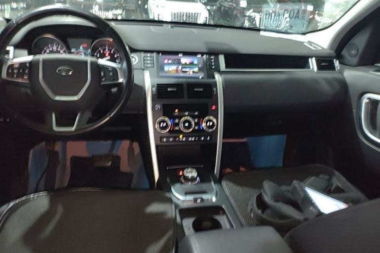Used Land Rover Discovery Sport 2019 240 PS SE Version China VI Standard Center Console