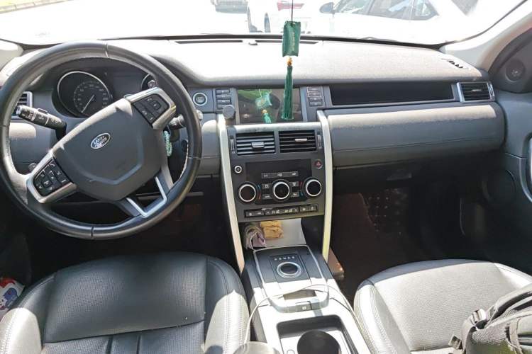 Used Land Rover Discovery Sport 2019 240 PS SE Version China VI Standard Center Console