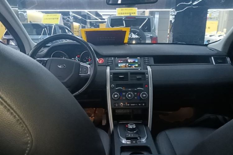 Used Land Rover Discovery Sport 2019 240 PS SE Version China VI Standard Center Console
