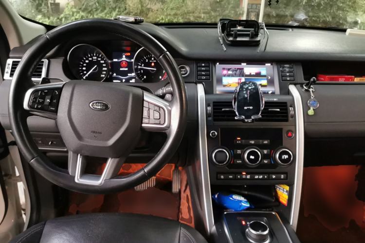 Used Land Rover Discovery Sport 2019 240 PS SE Version China VI Standard Center Console