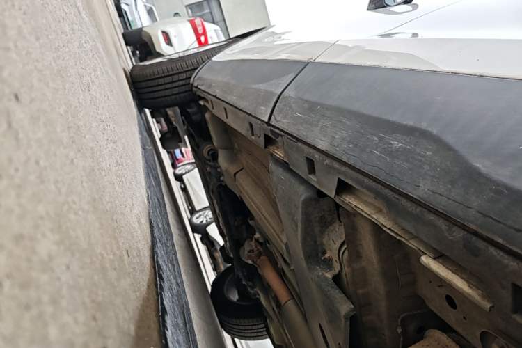 Used Land Rover Discovery Sport 2019 240 PS SE Version China VI Standard Chassis Rear Left