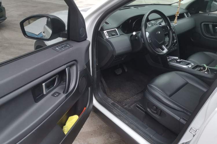 Used Land Rover Discovery Sport 2019 240 PS PURE Edition China VI Standard Driver Seat
