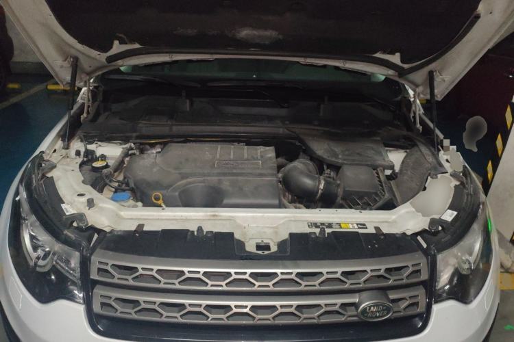 Used Land Rover Discovery Sport 2019 240 PS SE Version China VI Standard Engine Bay