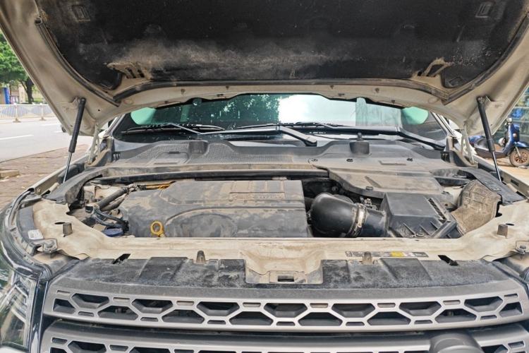 Used Land Rover Discovery Sport 2019 240 PS SE Version China VI Standard Engine Bay