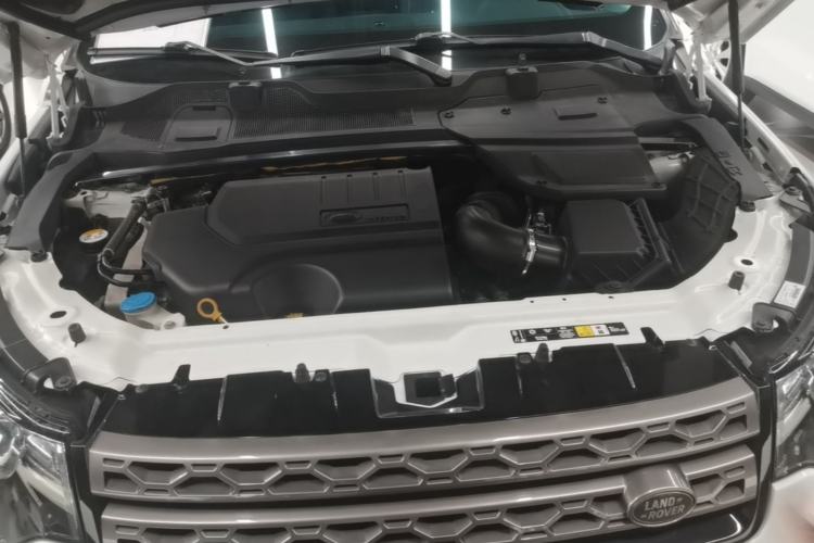 Used Land Rover Discovery Sport 2019 240 PS SE Version China VI Standard Engine Bay