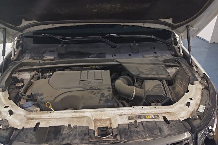 Used Land Rover Discovery Sport 2019 240 PS SE Version China VI Standard Engine Bay
