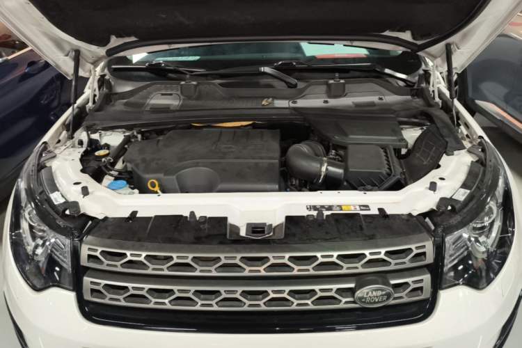 Used Land Rover Discovery Sport 2019 240 PS SE Version China VI Standard Engine Bay