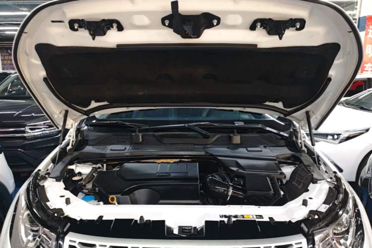 Used Land Rover Discovery Sport 2019 240 PS HSE Version China VI Standard Engine Bay
