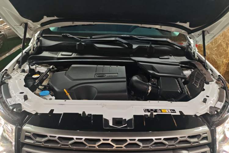 Used Land Rover Discovery Sport 2019 240 PS SE Version China VI Standard Engine Bay