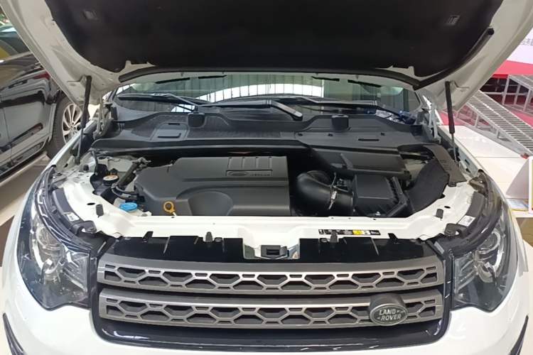 Used Land Rover Discovery Sport 2019 240 PS SE Version China VI Standard Engine Bay