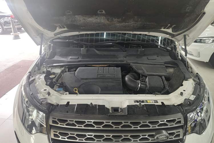 Used Land Rover Discovery Sport 2019 240 PS SE Version China VI Standard Engine Bay