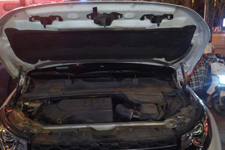 Used Land Rover Discovery Sport 2019 240 PS SE Version China VI Standard Engine Bay