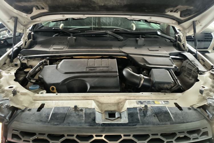 Used Land Rover Discovery Sport 2019 240 PS SE Version China VI Standard Engine Bay