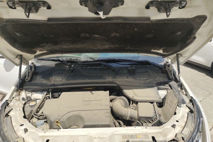 Used Land Rover Discovery Sport 2019 240 PS SE Version China VI Standard Engine Bay