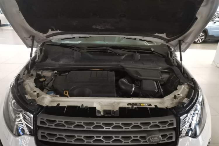 Used Land Rover Discovery Sport 2019 240 PS PURE Edition China VI Standard Engine Bay