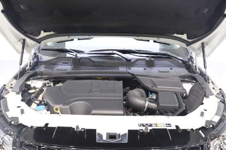 Used Land Rover Discovery Sport 2019 240 PS SE Dynamic Version China VI Standard Engine Bay