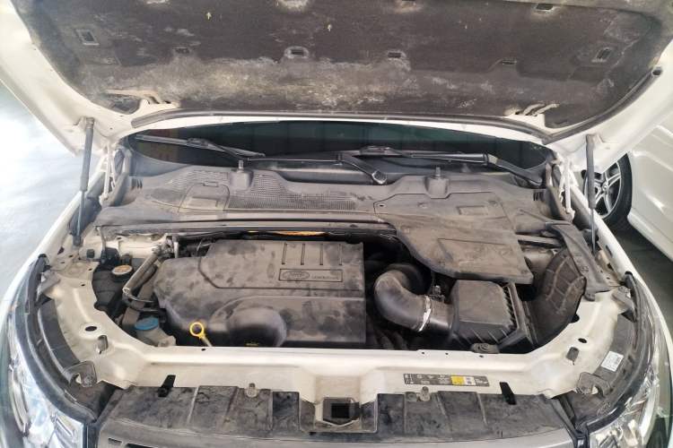 Used Land Rover Discovery Sport 2019 240 PS SE Version China VI Standard Engine Bay