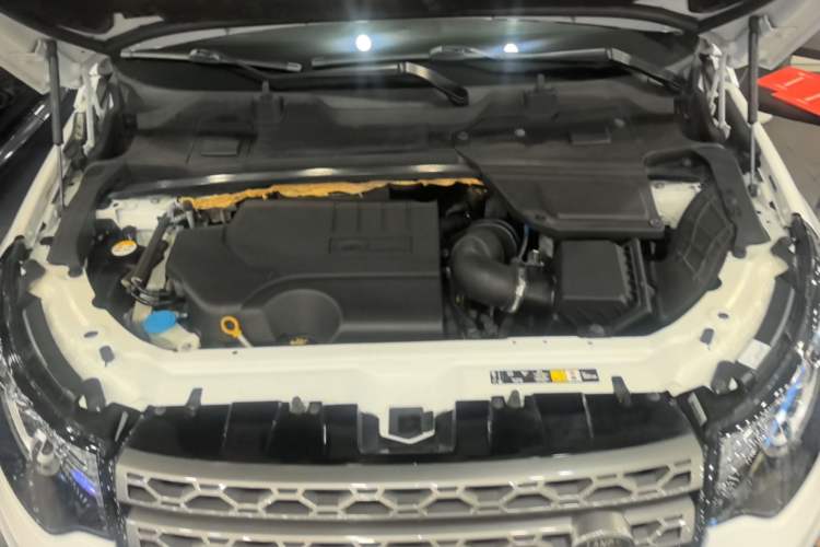 Used Land Rover Discovery Sport 2019 240 PS SE Version China VI Standard Engine Bay