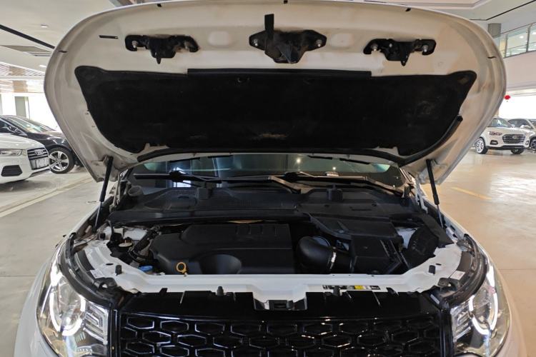 Used Land Rover Discovery Sport 2019 240 PS SE Dynamic Version China VI Standard Engine Bay